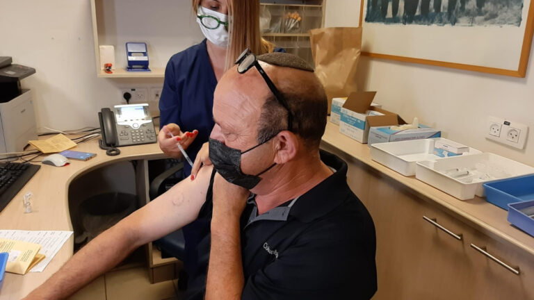A patient with a heart condition gets a third booster shot of the Pfizer Covid-19 vaccine. Photo courtesy Sheba Medical Center (and Israel21C).